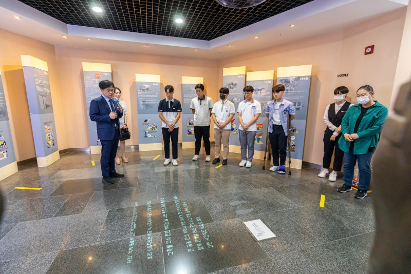 2023년 2.28모범학생 전시관 관람.JPG